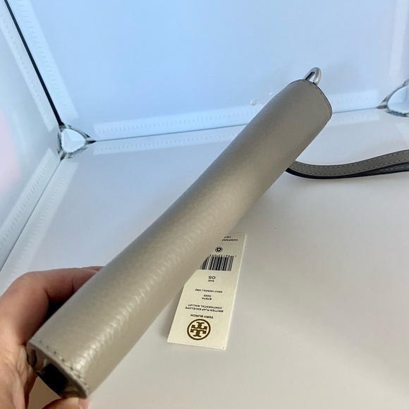 🔲NEW🔲🎊Tory Burch Britten wallet/wristlet/clutch/full size wallet/leather - Picture 4 of 10